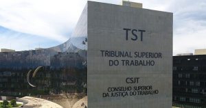 TST decide que emprego simultâneo como CLT e PJ é fraude trabalhista