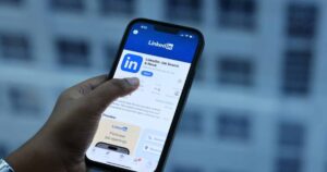 Usuários processam LinkedIn por uso de dados privados para treinar inteligência artificial