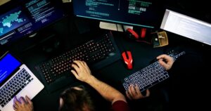 Hacker é uma das 10 profissões mais pesquisadas por brasileiros; saiba