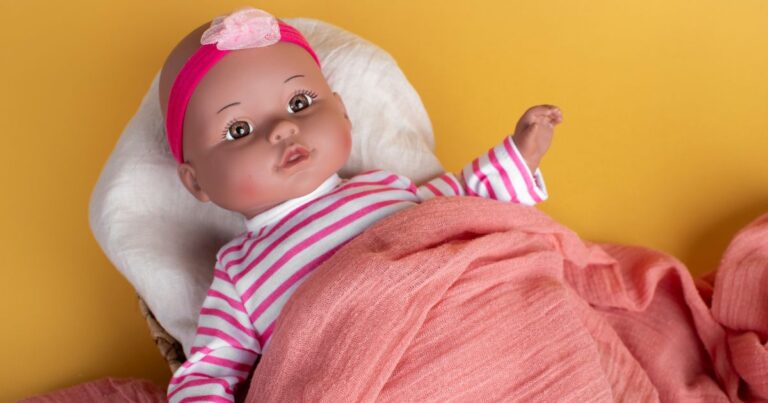 Mulher pede danos morais após chacota no trabalho sobre seu bebê reborn