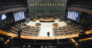 PL que limita ações contra políticos nas redes avança na Câmara