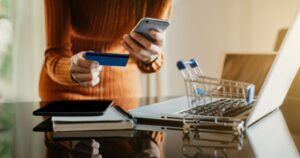 Celular, IA e redes sociais moldam novo comportamento de compra no Brasil