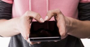 Nudes vazados? Saiba o que fazer e como garantir seus direitos