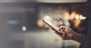 YouTube e Facebook vão restringir uso de IA em conteúdos; entenda