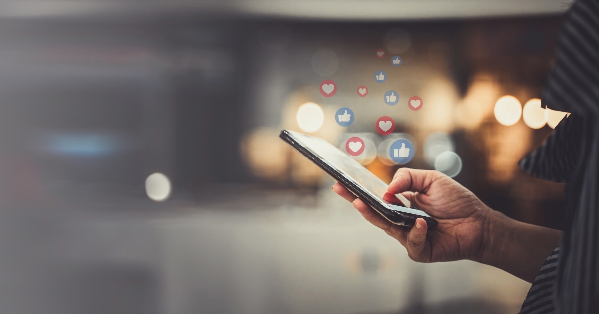 YouTube e Facebook vão restringir uso de IA em conteúdos; entenda