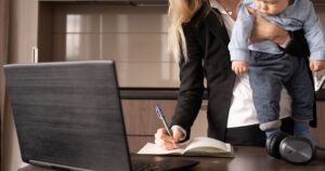 Grávidas e mães pejotizadas relatam demissões e desamparo sem contrato CLT