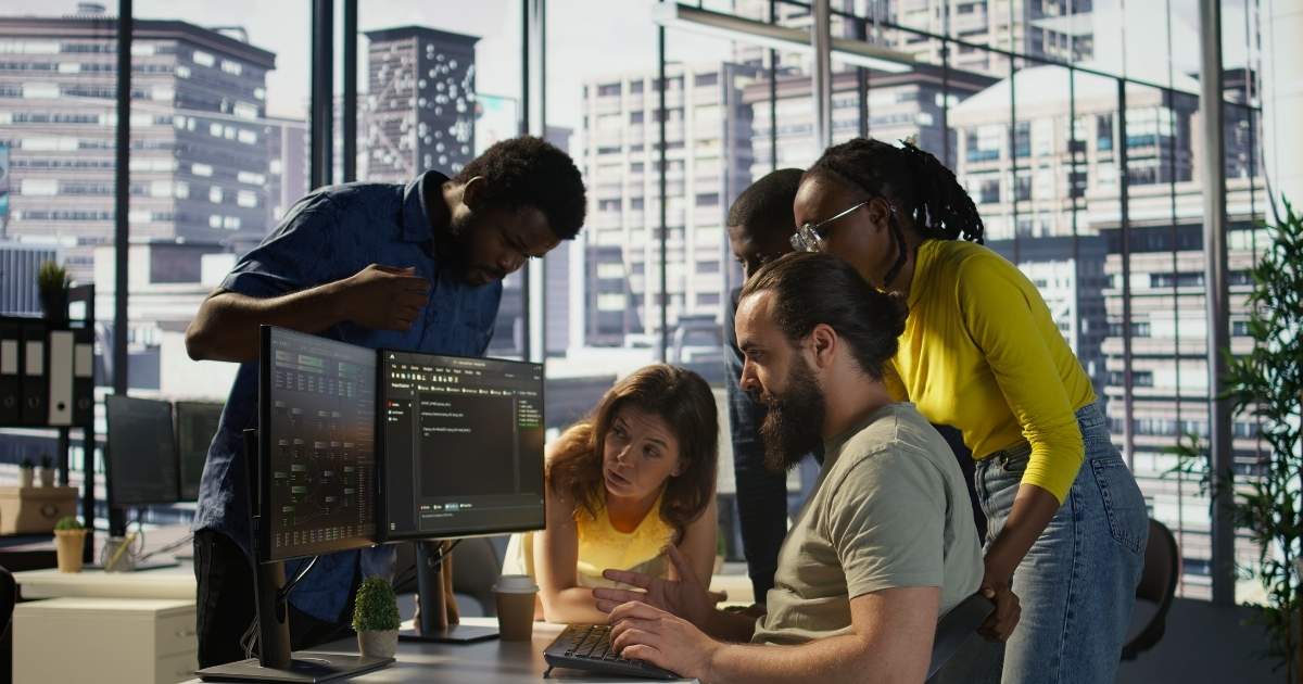 Relatório aponta investimento de 500 bilhões em TI até 2028