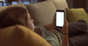 O que acontece quando crianças ganham celular muito cedo?