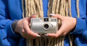‘Vintage’: Jovens reeditam a moda das câmeras digitais compactas