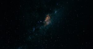 Astrônomos descobrem halo invisível de matéria escura em Cruz de Einstein