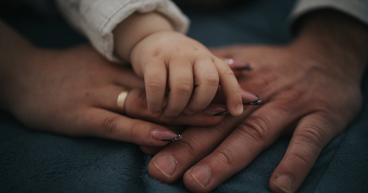 Licença paternidade mais longa pode proteger saúde mental de mães
