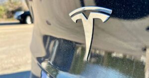 tesla-esbarra-tarifas-vendas-fracas-india
