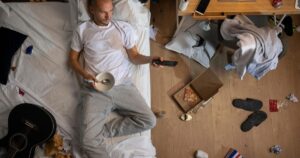 quarto-hotel-fica-tomado-lixo-estadia-gamer