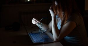 Violação de direitos de menores e mulheres leva a pedido de suspensão do Grok