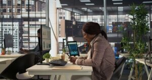 brasil-condicoes-economicas-reduzir-jornada-estudo