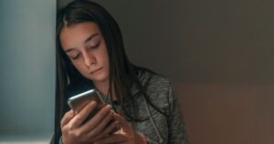 estudo-efeito-negativo-das-redes-sociais-nos-jovens