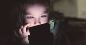 explosao-denuncias-uso-ia-conteudo-de-abuso-infantil