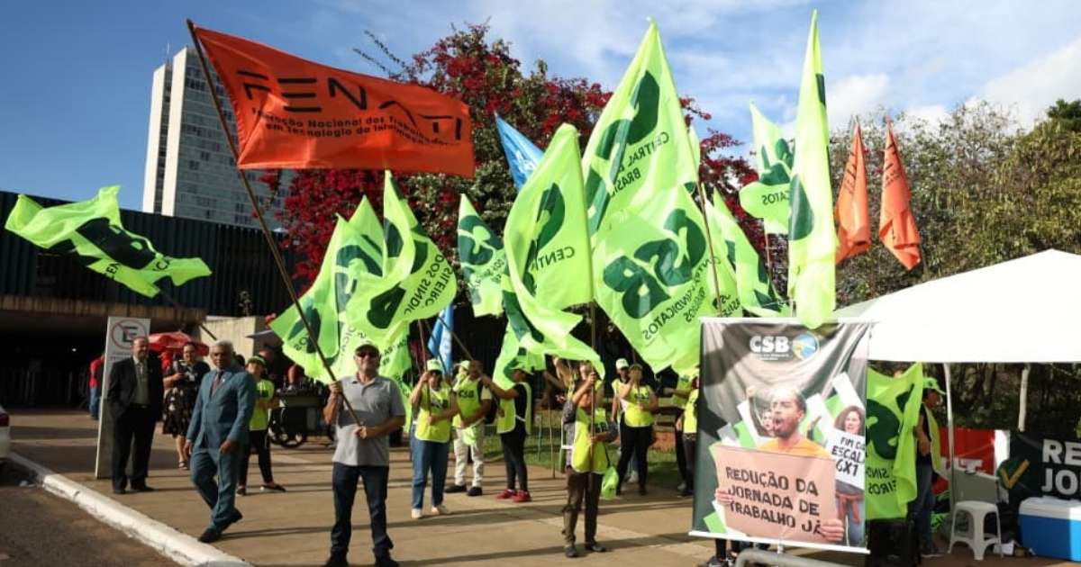 Comissão da Câmara aprova fim da escala 6x1 e redução da jornada