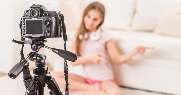 Nova regra restringe monetização de conteúdos com crianças e adolescentes
