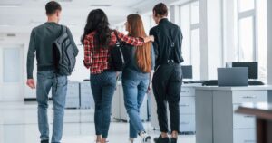 Crescimento profissional e saúde mental são prioridades para jovens na busca de emprego