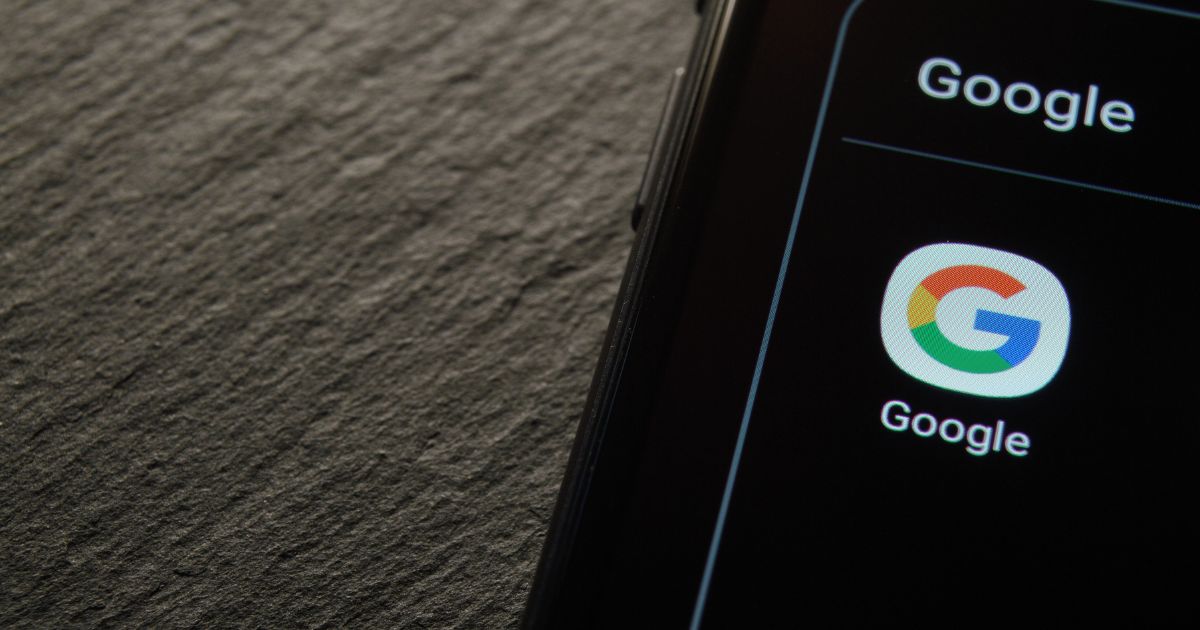 IA do Google é alvo de críticas por riscos à segurança de crianças