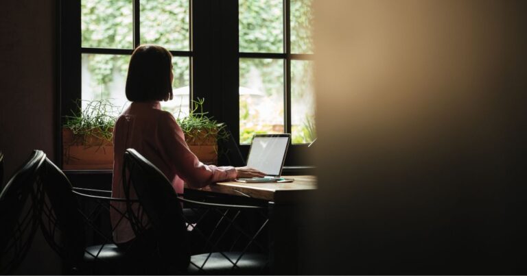Estudo revela desaceleração do emprego entre mulheres jovens e descarta IA como causa