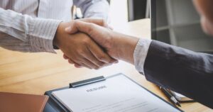 trocar-de-emprego-ou-ficar-anos-na-mesma-empresa