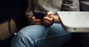 Meta restringirá redes sociais para adolescentes com limite diário e bloqueio à noite