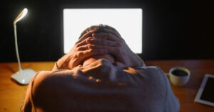 burnout-metade-geracao-z-dos-millennials-no-trabalho