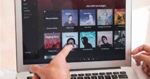 Spotify endurece regras contra spam e retira 50 milhões de faixas de IA