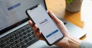LinkedIn vira espaço para paquera, mas abordagens indesejadas podem prejudicar a carreira